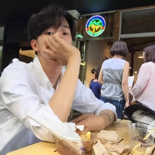 发尾都羞怯