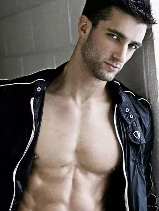 岸边漫步的青牛