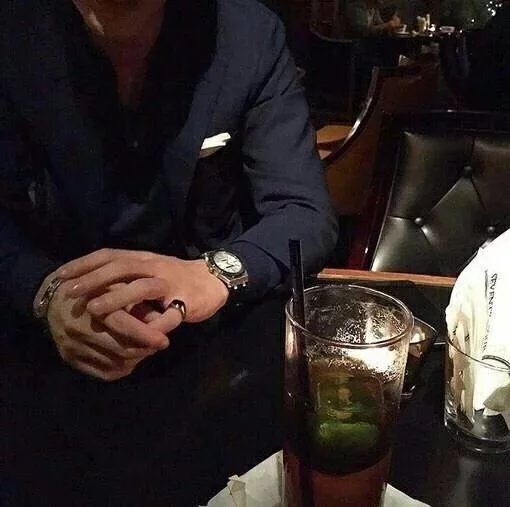 你压着我腿毛了.